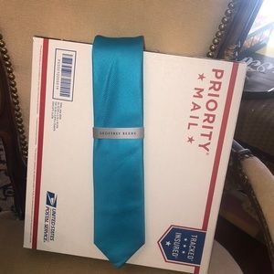 Gorgeous Blue Geoffrey Beene Tie